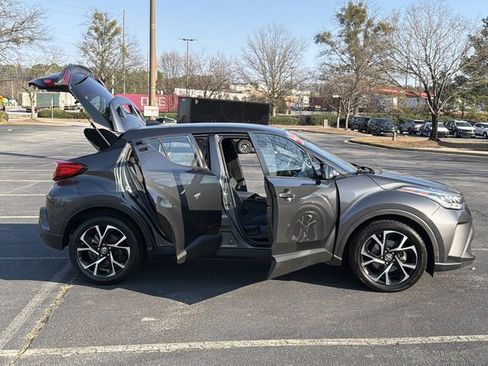 Used 2022 Toyota C-HR XLE image 12