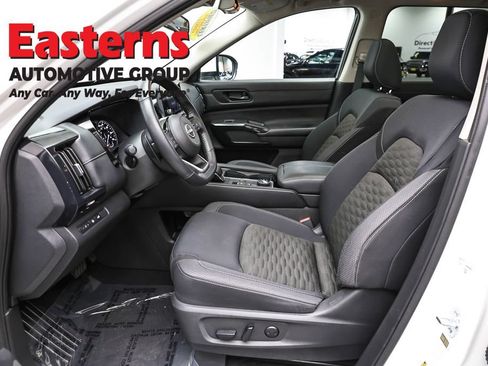 Used 2023 Nissan Pathfinder SV w/ SV Premium Package AWD/4WD image 14
