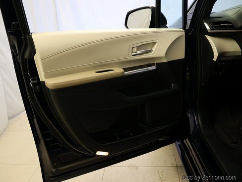Used 2022 Toyota Sienna XLE FWD image 24