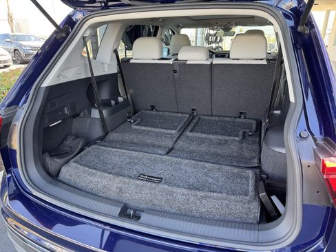 Used 2023 Volkswagen Tiguan SE w/ Panoramic Sunroof Package FWD image 38