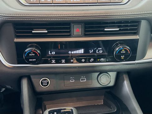 Used 2023 Nissan Rogue SV FWD image 24