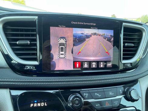 Used 2022 Chrysler Pacifica Touring-L w/ Uconnect Theater Family Group FWD image 19