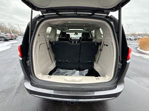 Used 2017 Chrysler Pacifica Limited image 27