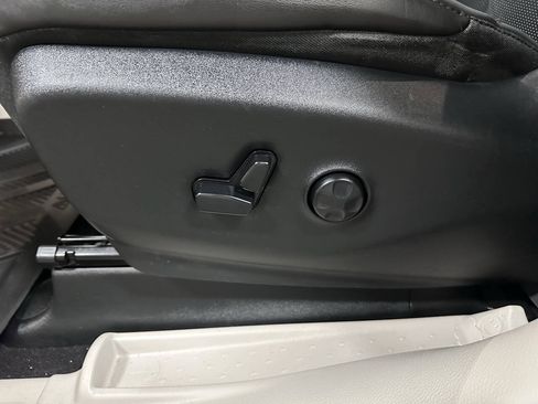 Used 2018 Chrysler Pacifica Limited w/ Tire & Wheel Group FWD image 18