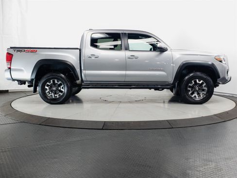 Used 2017 Toyota Tacoma TRD Off-Road image 13