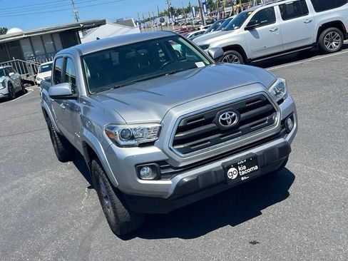 Used 2017 Toyota Tacoma SR5 w/ Tow Package AWD/4WD image 7
