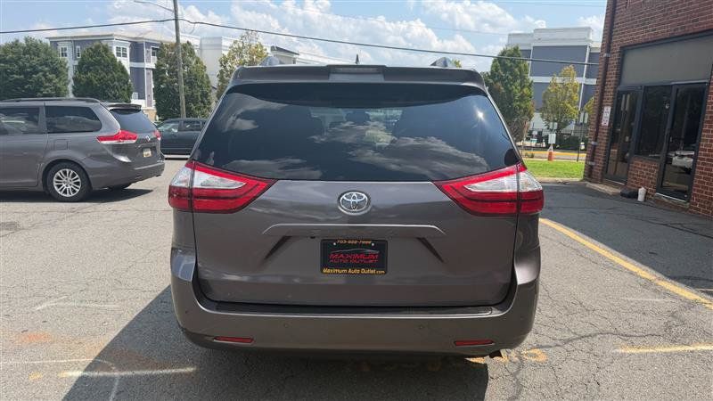 Used 2018 Toyota Sienna XLE w/ XLE Navigation Package FWD image 10