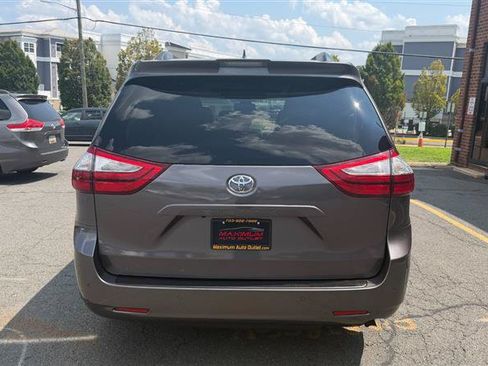 Used 2018 Toyota Sienna XLE w/ XLE Navigation Package FWD image 10