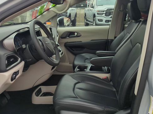 Used 2023 Chrysler Pacifica Touring-L FWD image 12