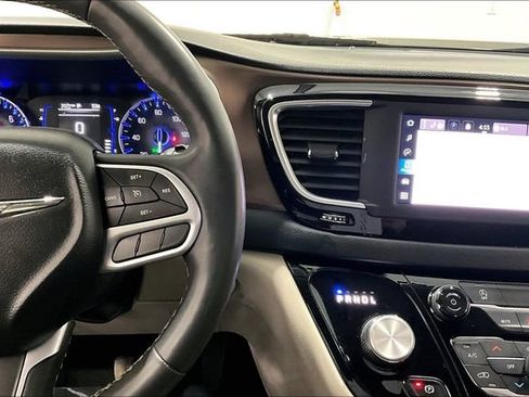 Used 2022 Chrysler Voyager LX image 12