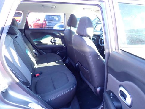 Used 2017 Kia Soul + image 11