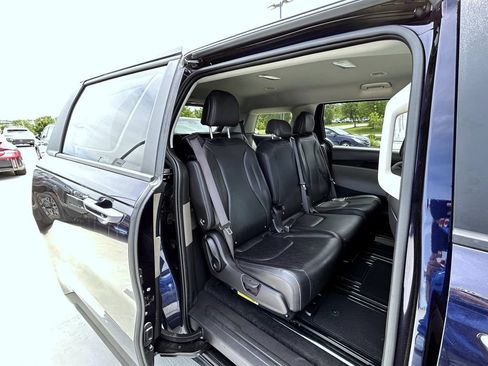 Used 2025 Kia Carnival FWD image 18