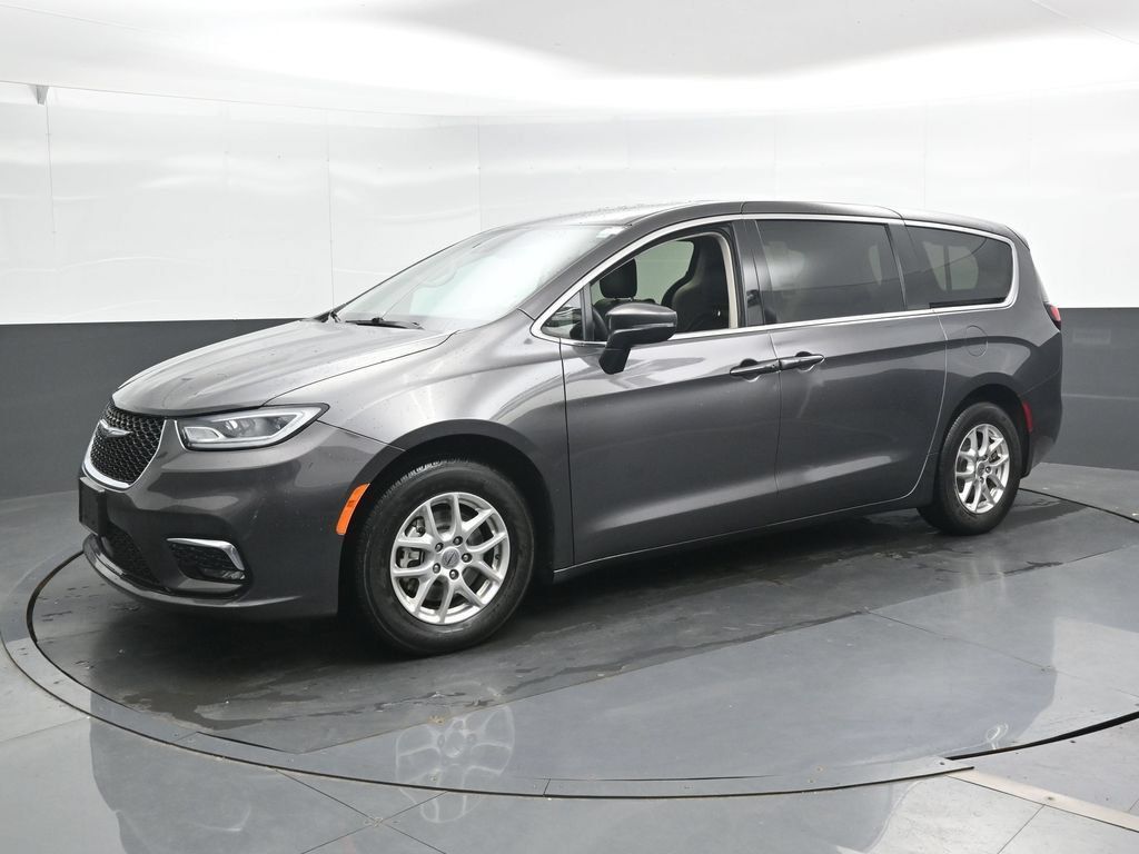 Used 2023 Chrysler Pacifica Touring-L FWD image 7