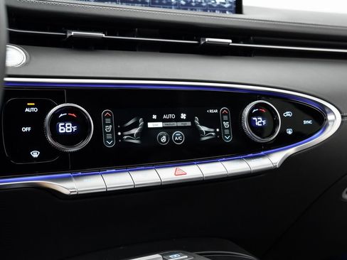 Used 2025 Genesis GV70 3.5T Sport w/ Sport Advanced Package image 18