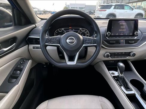 Used 2025 Nissan Altima 2.5 SV FWD image 5