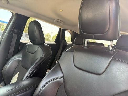 Used 2021 Jeep Cherokee Latitude Plus FWD image 12