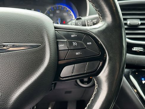 Used 2020 Chrysler Pacifica Touring-L w/ S Appearance Package image 13