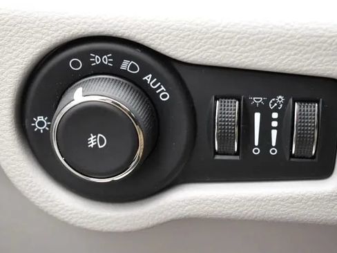 Used 2024 Chrysler Pacifica Touring-L FWD image 22