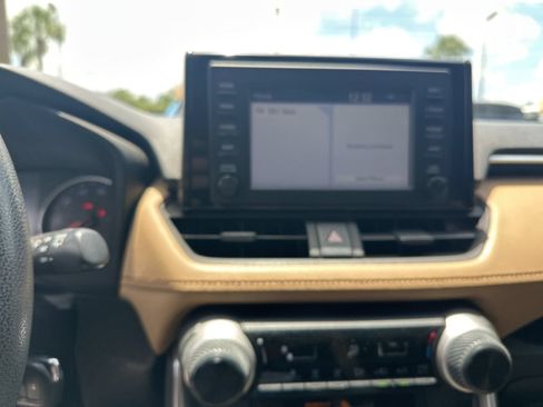 Used 2019 Toyota RAV4 LE FWD image 4