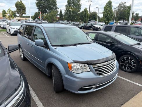 Used 2016 Chrysler Town & Country LX FWD image 7