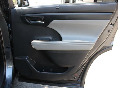 Used 2021 Toyota Highlander XLE AWD/4WD image 25