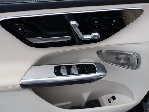 Used 2024 Mercedes-Benz GLC 300 4MATIC image 11