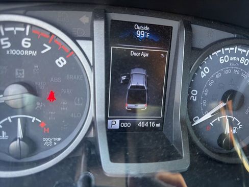 Used 2021 Toyota Tacoma TRD Off-Road w/ Technology Package AWD/4WD image 11