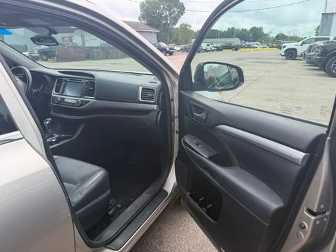 Used 2014 Toyota Highlander XLE AWD/4WD image 11