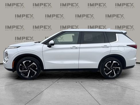 Used 2023 Mitsubishi Outlander SE image 2