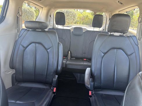 Used 2019 Chrysler Pacifica Touring-L image 24