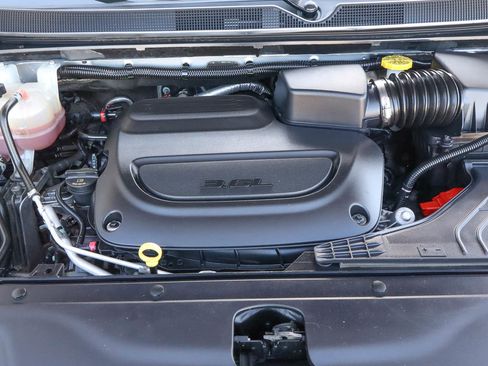 Used 2023 Chrysler Pacifica Touring-L FWD image 18