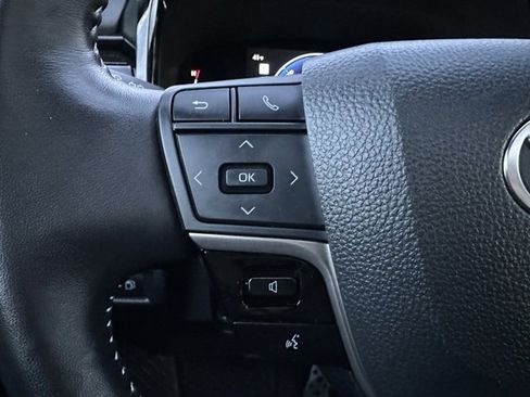 Used 2025 Toyota Camry SE w/ Convenience Package image 16