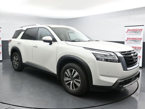 Used 2023 Nissan Pathfinder SL AWD/4WD image 2
