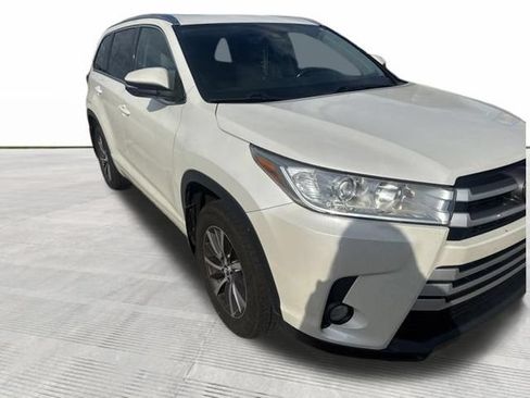 Used 2018 Toyota Highlander XLE AWD/4WD image 2