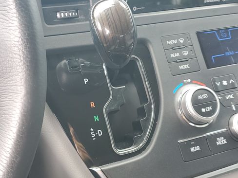 Certified 2018 Toyota Sienna XLE Premium FWD image 28
