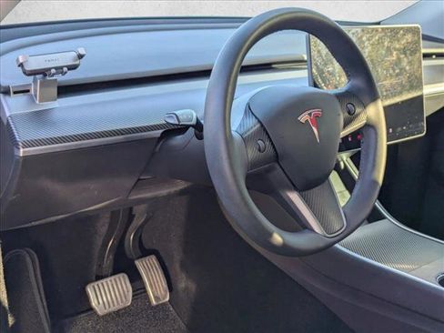 Used 2021 Tesla Model Y Long Range image 3