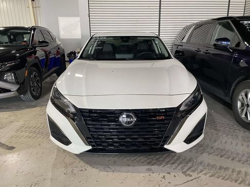 Used 2023 Nissan Altima 2.0 SR FWD image 2