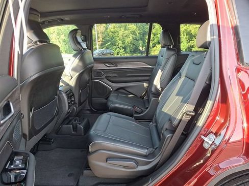 Used 2024 Jeep Grand Cherokee L Overland w/ Luxury Tech Group IV AWD/4WD image 10