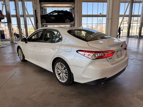 Used 2020 Toyota Camry XLE w/ Sunroof Package FWD image 5