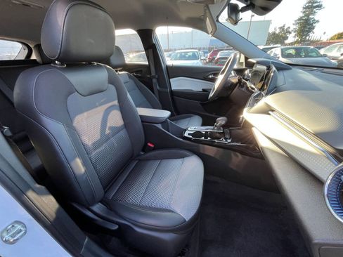 Used 2025 Chevrolet Trax LT image 34