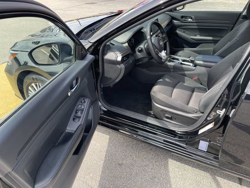 Used 2024 Nissan Altima 2.5 SV FWD image 14