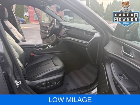 Used 2025 Jeep Grand Cherokee Limited w/ Luxury Tech Group II AWD/4WD image 13