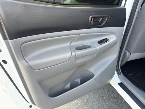 Used 2014 Toyota Tacoma 4x4 Double Cab w/ SR5 Package image 9