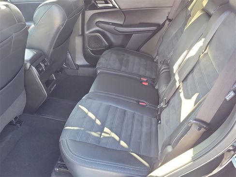 Used 2024 Mitsubishi Outlander SE image 11