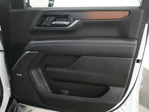 Used 2025 GMC Yukon Denali AWD/4WD image 11