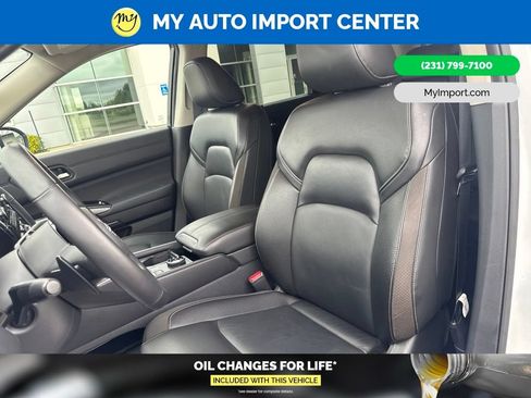 Used 2025 Nissan Pathfinder SL AWD/4WD image 13