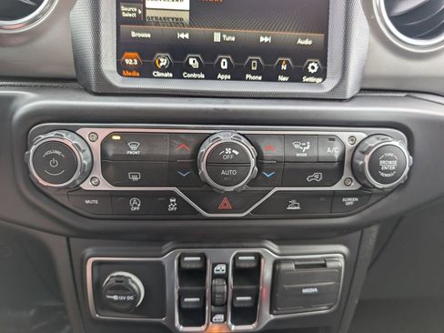 Used 2023 Jeep Wrangler Sahara image 27