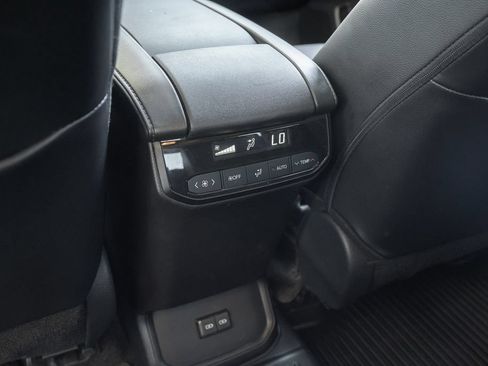 Used 2024 Toyota Highlander XLE AWD/4WD image 42