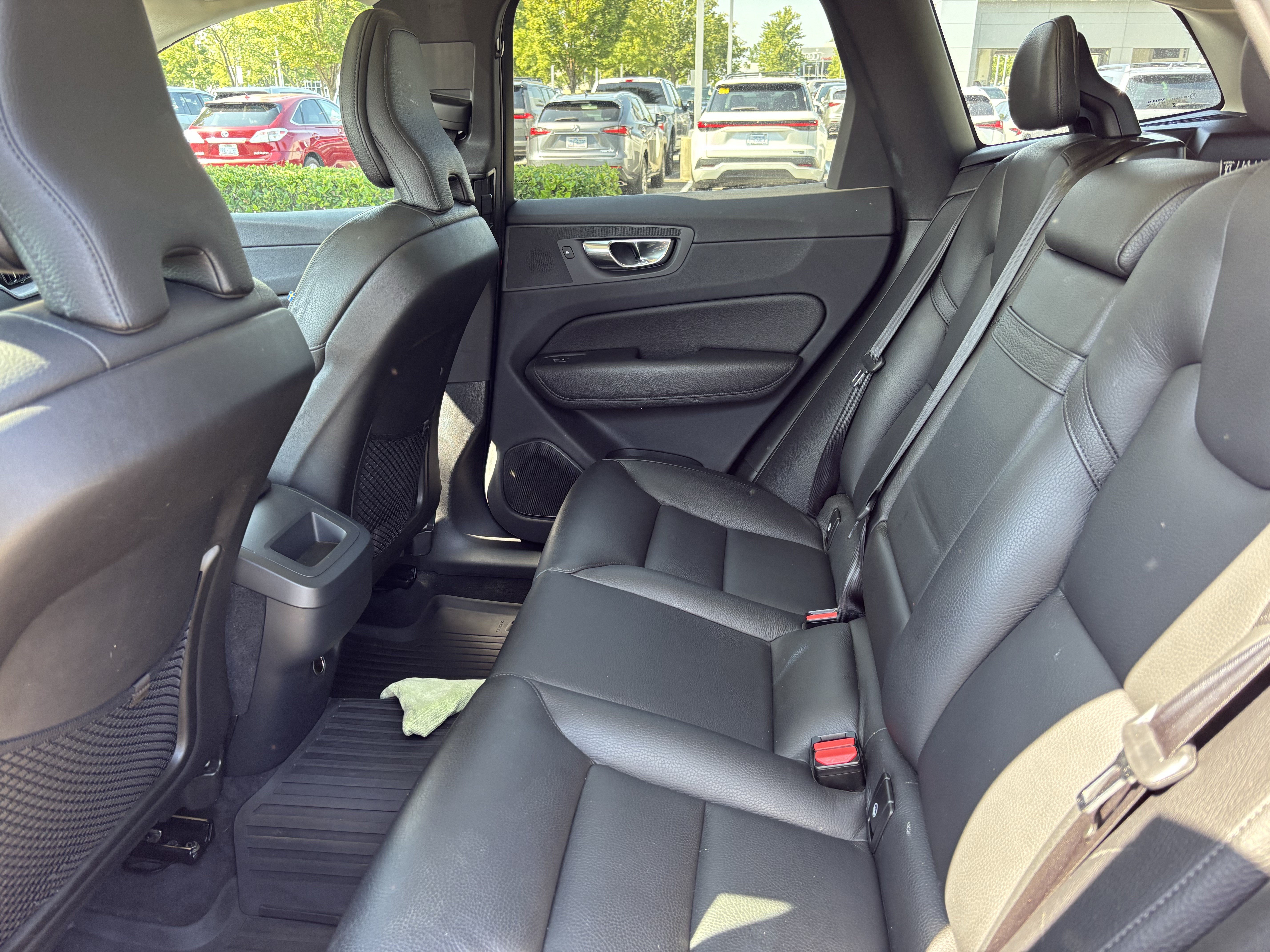 Used 2019 Volvo XC60 T5 Momentum w/ Multimedia Package FWD image 18