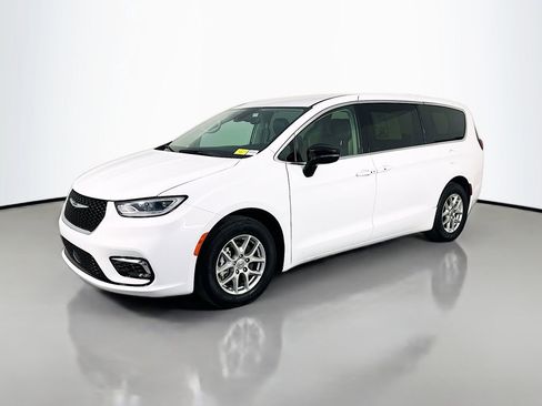 Used 2024 Chrysler Pacifica Touring-L image 3
